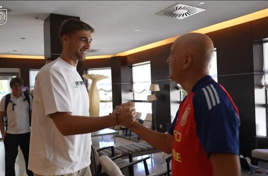 El portero leonés Fran González se concentra con…