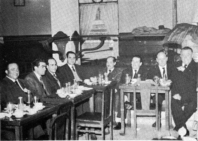 Reunin de Jos Montes Presidente de la Cultural en un cambio de impresiones con compaeros de Junta